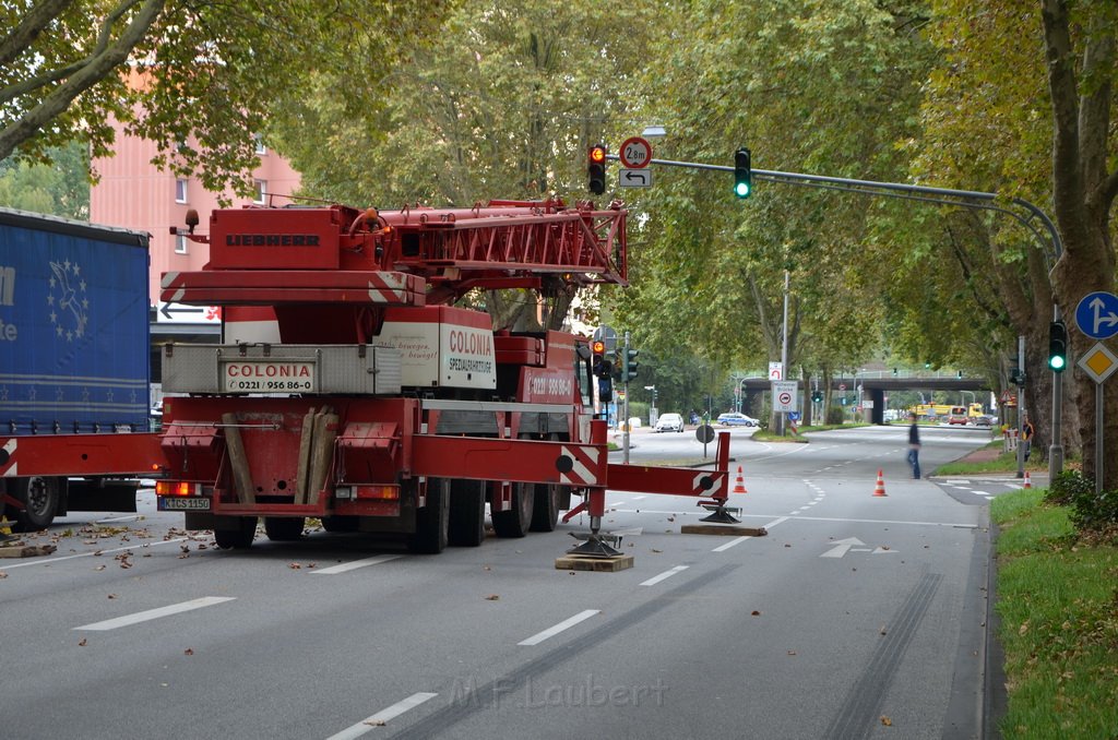 LKW verliert Auflieger Koeln Boltensternstr Pasteurstr P2019.JPG